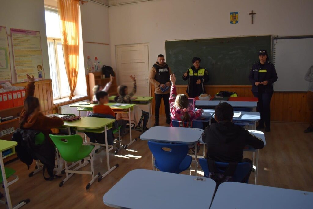 Polițiștii harghiteni, alături de elevi în lupta pentru un mediu școlar mai sigur