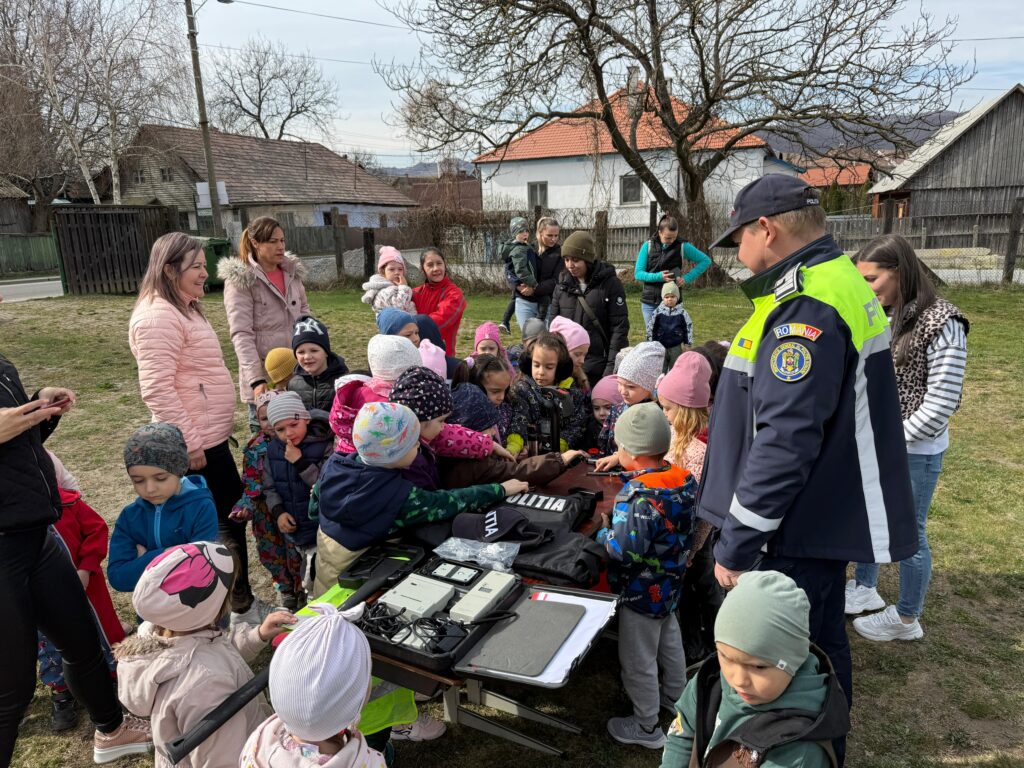 Polițiștii și jandarmii din Praid, mai aproape de cei mici în „Școala Altfel”